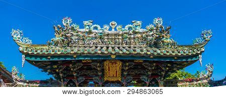 Dargon Statue On Shrine Roof , Dragon Statue On China Temple Roof As Asian Art.