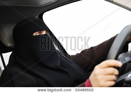 ผู้หญิงมุสลิมอาหรับกับปกคลุมผ้า (ฮิญาบและ niqab) ขับรถ