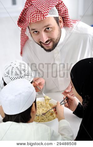 arabischen muslimischen Familie essen zu Hause zusammen, Vater und Kinder