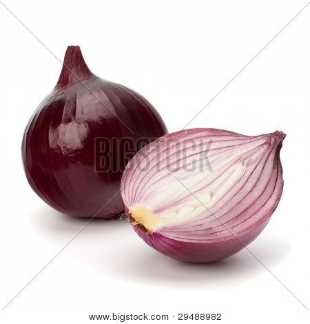 geschnittene Zwiebel isoliert auf weißem Hintergrund