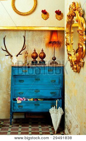 casa d'epoca barocca grunge con cassetto blu e oro specchio