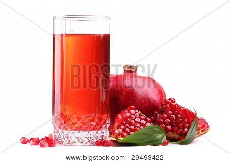 rijpe pomergranate en glas sap geïsoleerd op wit