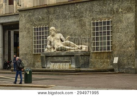 Turin, Tourists Cross Cnl Square.