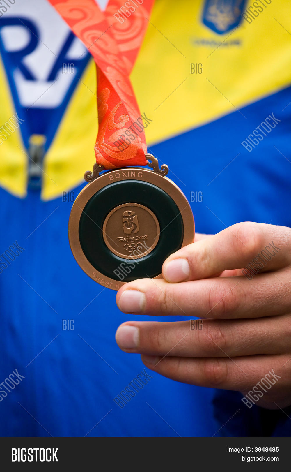 Бокс медали олимпийские. Боксерские медали. Боксерские награды. Олимпийская медаль 2016. Олимпийская медаль в руках.
