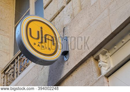 Bordeaux , Aquitaine / France - 11 08 2020 : Uja Paris Is Un Jour Ailleurs Logo And Text Sign Front 