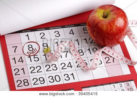 Apple concept et ruban à mesurer sur un calendrier avec une date pour commencer un régime amaigrissant