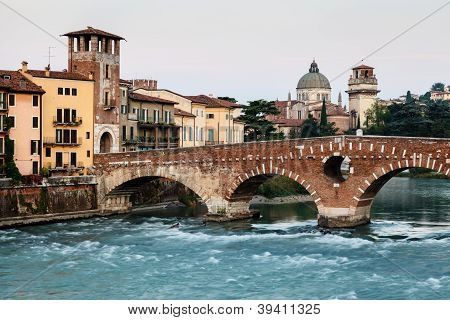 Pohled z řeky Adige a Saint Peter most, Verona, Itálie