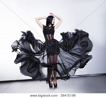 Siyah şeffaf elbise çırpınan içinde fantastik moda kadın