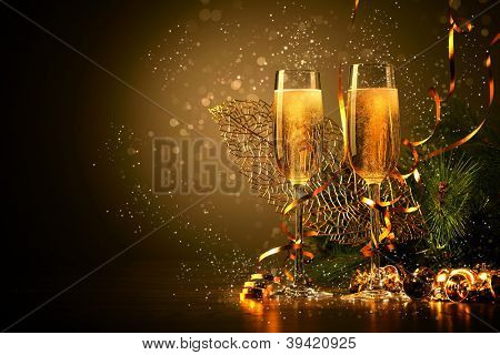 Due bicchieri di champagne pronte a portare nel nuovo anno