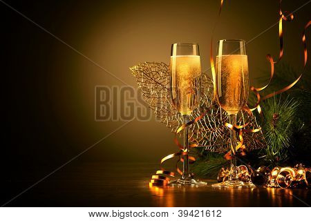 Due bicchieri di champagne pronte a portare nel nuovo anno