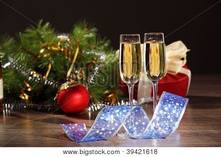 Due bicchieri di champagne pronte a portare nel nuovo anno