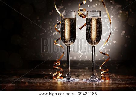 Due bicchieri di champagne pronte a portare nel nuovo anno