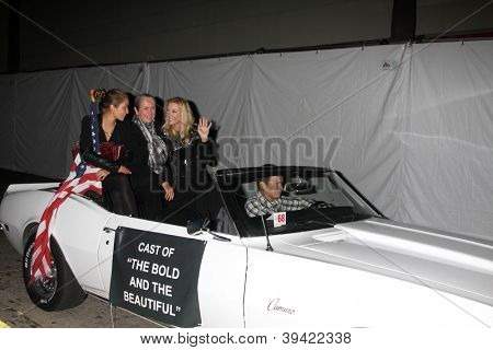 LOS ANGELES - 25 NOV: Zoe Katrina D'Andrea, Judy Lang, Katherine Kelly Lang anländer till 2012 Hol