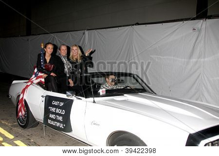 LOS ANGELES - 25 NOV: Zoe Katrina D'Andrea, Judy Lang, Katherine Kelly Lang anländer till 2012 Hol