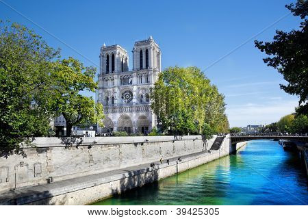 ノートルダム大聖堂、パリ、フランス。セーヌ川からを表示します。