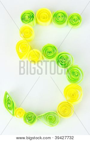 ตัวเลข 5 ทำม้วนแยกต่างหากบนพื้นสีขาว