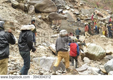 Rudarprayag, Uttarakhand, India, April 26 2014, Labor Working For Kedarnath Reconstruction After Dis