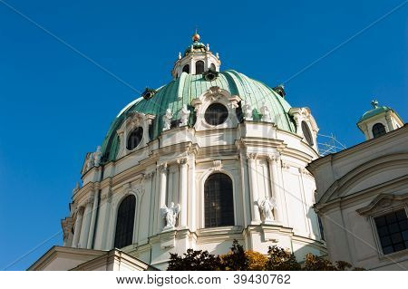 Detail krásné okrasné barokní bání Karlskirche, kostel St. Charles - Vídeň, 