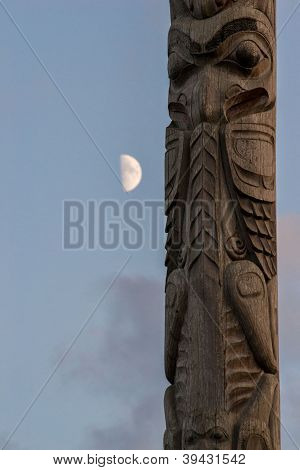 Totem en maan