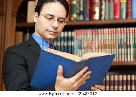 Joven abogado leyendo un libro