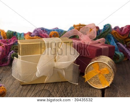confezioni regalo nella disposizione colorata