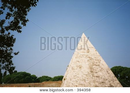 Cestiuksen pyramidi, Rooma, Italia