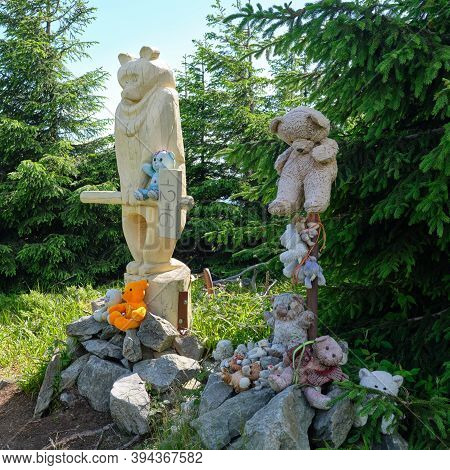 Medvedi Vrch, Czech Republic - July 04, 2020: Wooden Bear Statue With Teddy Bears In A Forest On The