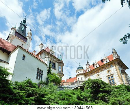 Slottet Pruhonice eller Pruhonicky Zamek sommer perspektivvisning (Prag, Tjekkiet)