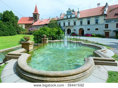 Slottet Pruhonice eller Pruhonicky Zamek sommer se (Prag, Tjekkiet)