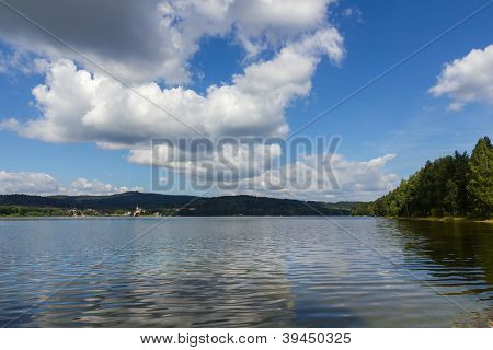 Lago di Lipno e piccola città Frymburk sulla riva del lago nella Repubblica Ceca.