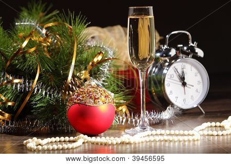 glas champagne en kerst decoratie op de tavle voor een new year eve