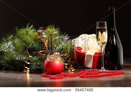 glas champagne en kerst decoratie op de tavle voor een new year eve