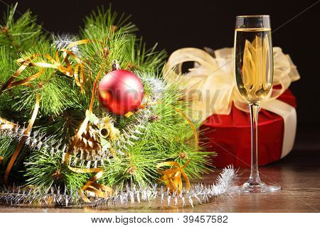 glas champagne en kerst decoratie op de tavle voor een new year eve