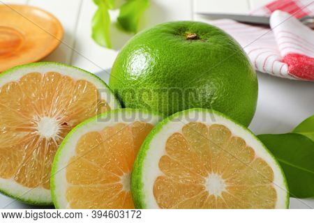Sweetie fruit (green grapefruit, pomelit) - whole fruit and slices