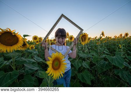 Salva\nscarica Anteprima\nseptember 2020, Bibbiano, Italy. Sweet Little Girl In A Sunflower Field