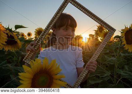 Salva\nscarica Anteprima\nseptember 2020, Bibbiano, Italy. Sweet Little Girl In A Sunflower Field