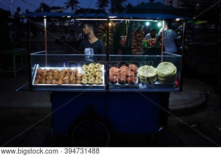 01 December 2018 : Street Vendor In Srilanka Selling Food At Galle Face, Colombo, Sri Lanka