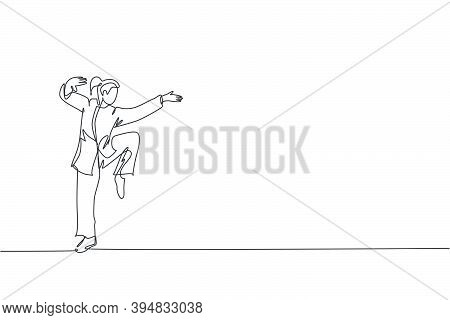 One Continuous Line Drawing Young Wushu Master Woman, Kung Fu Warrior In Kimono Pose Stance Balance 