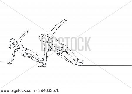 One Single Line Drawing Of Young Energetic Man And Woman Exercise Side Plank Together In Gym Fitness