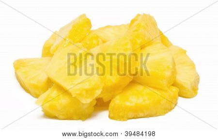 Mucchio di pezzi di ananas isolato