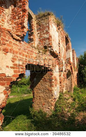 Zřícenina hradu Brandenburg v Ushakovo, Kaliningradské oblasti. Rusko