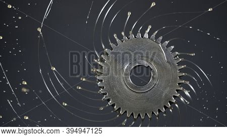 Tooth gear wheel with oil splash, freeze motion, lubrication concept
