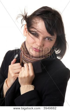 Vind. Ung kvinde i Topcoat