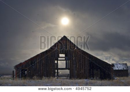 Východní Oregon stodola v sněhové bouři