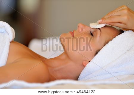 행복 한 젊은 여성이 미용 치료에 대 한 준비의 프로필 보기