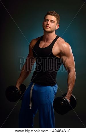 sportlichen jungen Mann