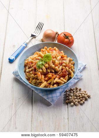 pasta cavatelli with chickpeas and tomatoes