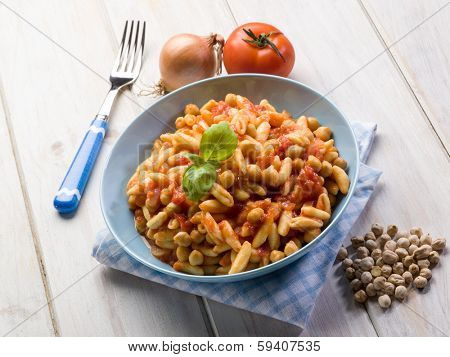 pasta cavatelli with chickpeas and tomatoes