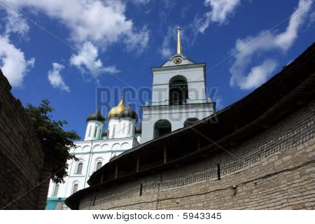 Sorta su un campanile e la Cattedrale di Troitsk del Cremlino di Pskov