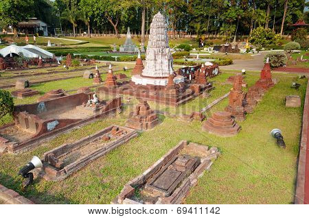 Wat Ratburana In Mini Siam Park